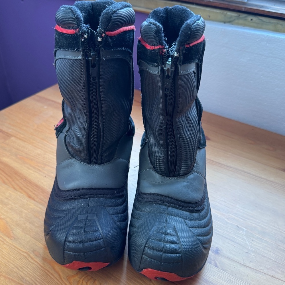 Snow boots size 1 unisex black